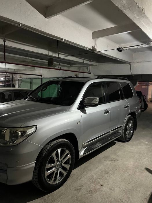 Продаю безупречный Toyota Land Cruiser 200 GXR V6 в редком цвете