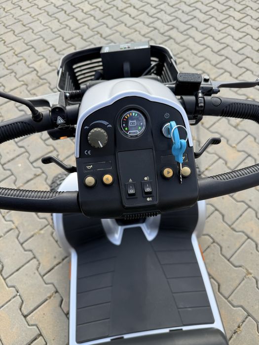 SCUTER ELECTRIC BATRANI Dizabilitati roti mari Pride made in America