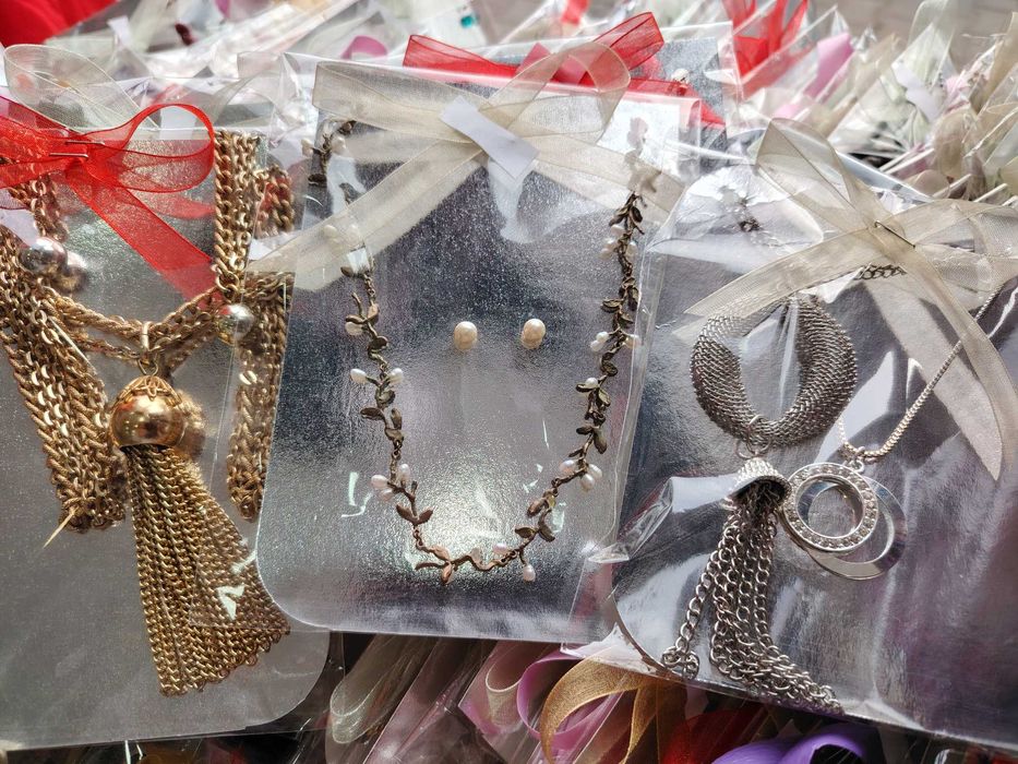 Бижута , комплекти от 4лв до 12лв