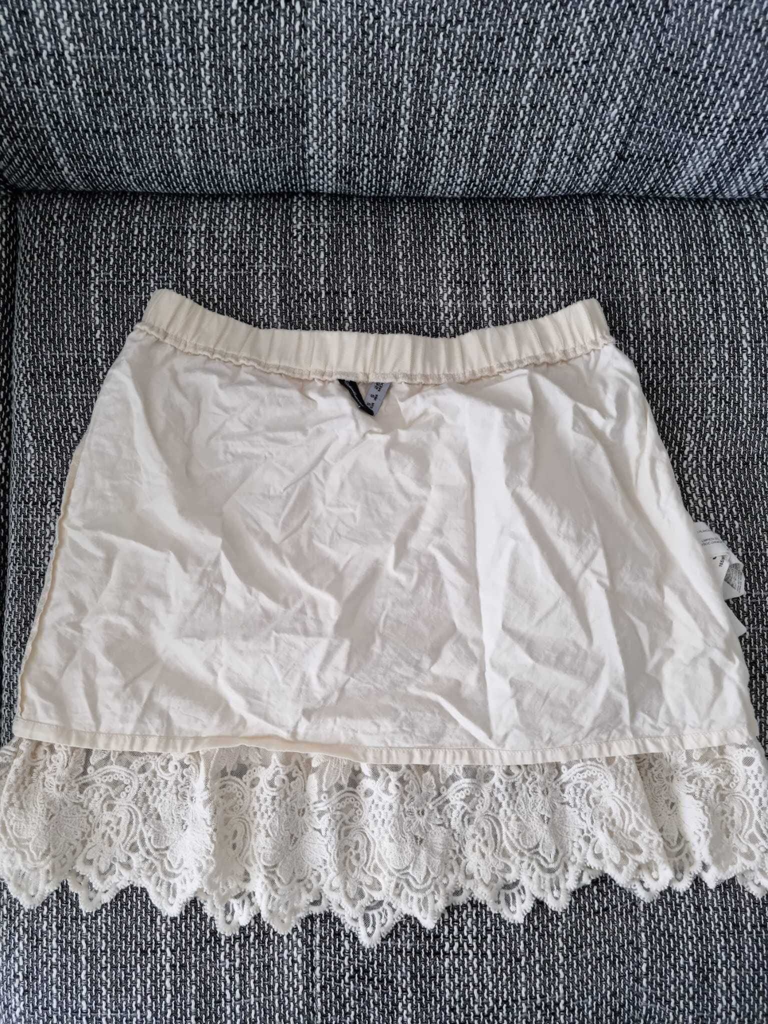 Vand pantaloni Mango, D&G si fusta Stradivarius