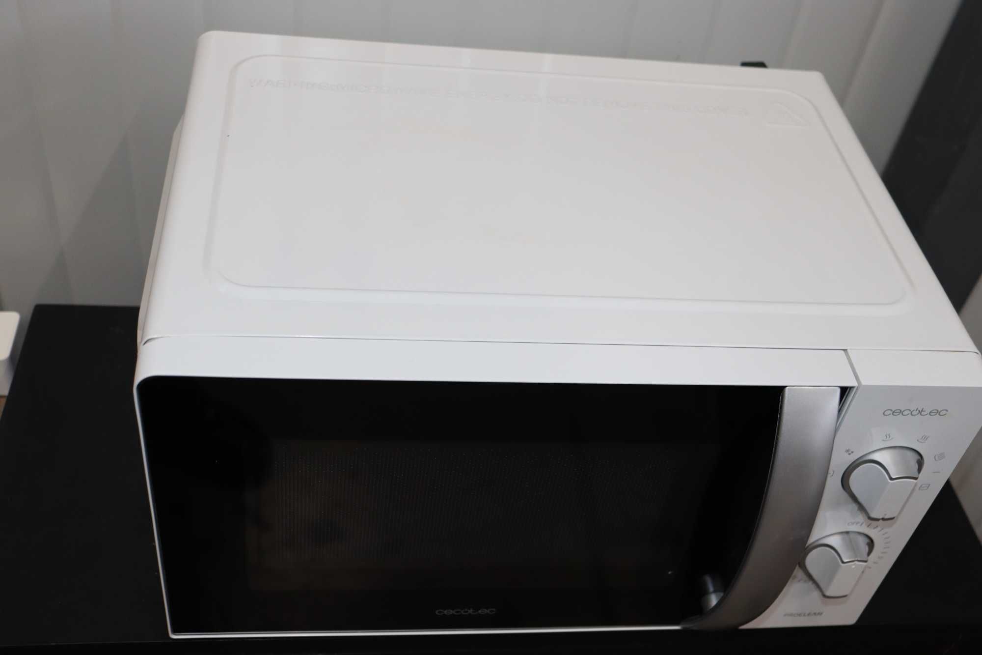 Cecotec Микровълнова фурна с грил ProClean 2110. 700 W с 6 степени,20L