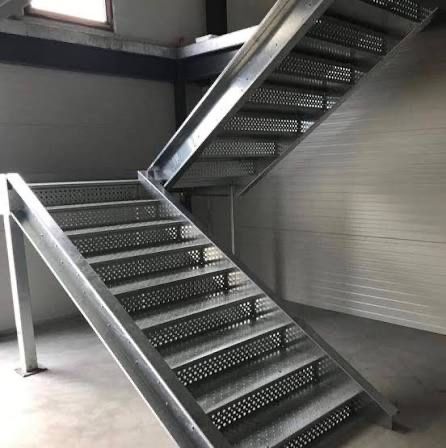 Scari metalice elegante! Porti, balustrade, scari suspendate etc