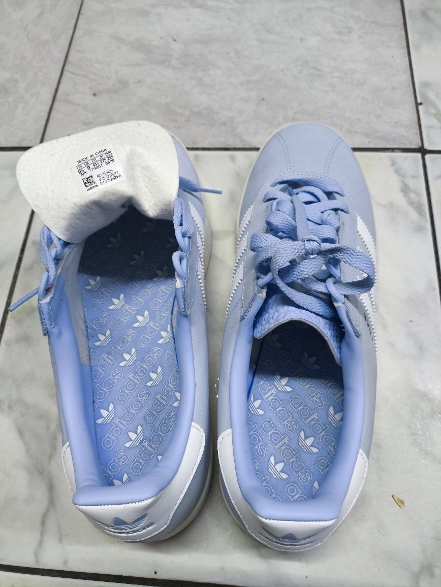 Vând pantofi sport bărbătești Adidas
