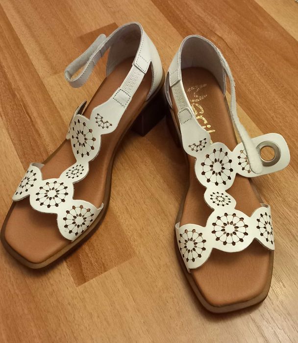 Sandale albe, din piele