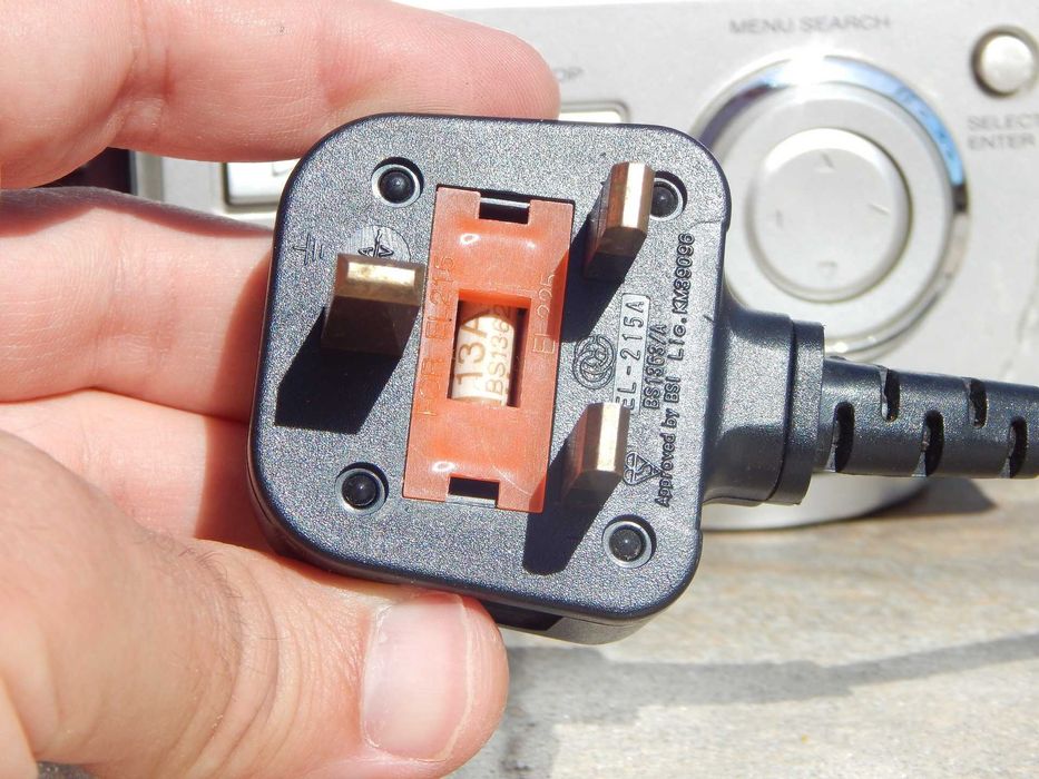 DVD player LG DVD-3000E cu cabluri SCART si audio (fabricat pt UK)