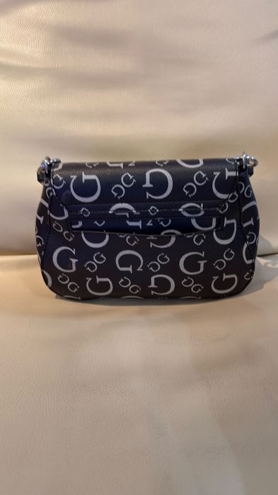 Дамска чанта GUESS