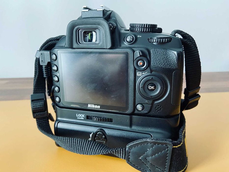 Nikon D3100 + 2 obiective (18-55 VR, 35/1.8G) + blitz, 11.800 cadre