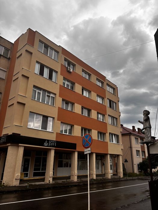 Apartament cu 3 camere de închiriat