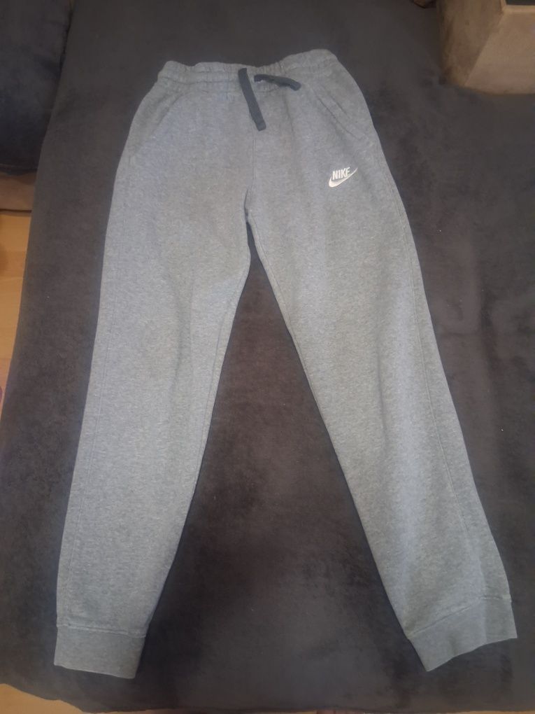 Спортно долните nike р-р 147-158см.