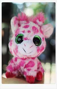 Girafa roz din plus cu ochi verzi stralucitori