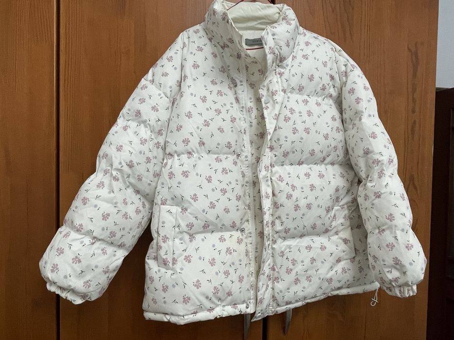 Женская куртка (пуховик) с цветочным принтом