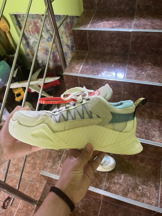 Vand off-white odsy purtati