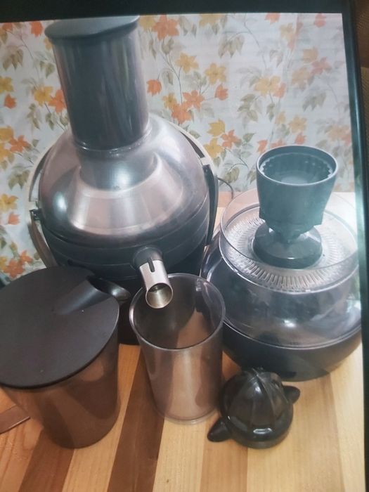 Соковыжималка PHILIPS мощная, выжимает свёклу, морковь