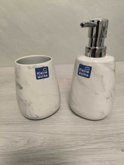 Дозатор за течен сапун и чашка