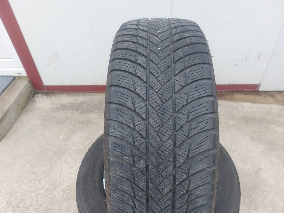 100 lei bucata! Doua anvelope M+S/IARNA 225 60 17 Bridgestone