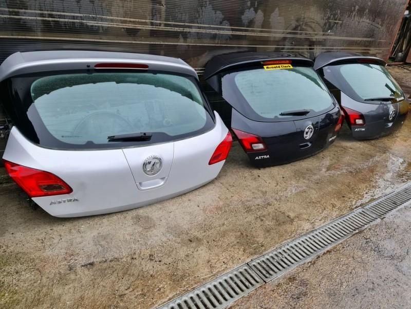 Haion cu luneta Opel Astra J