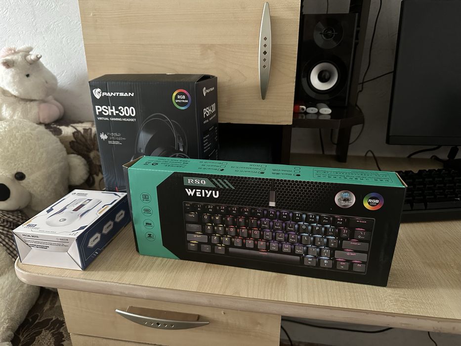 наушники с микрофоном ,клавиатура и мышка