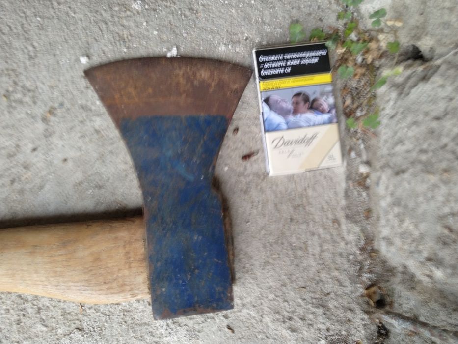 Продавам две Немски антикварни брадви големи Пожарникарски