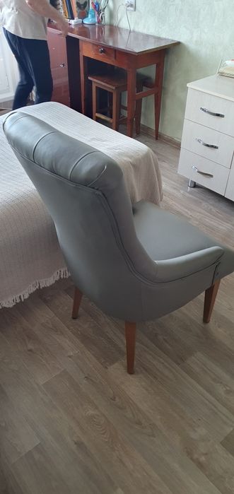 Продам 2 кресла (серое, кожзам)
