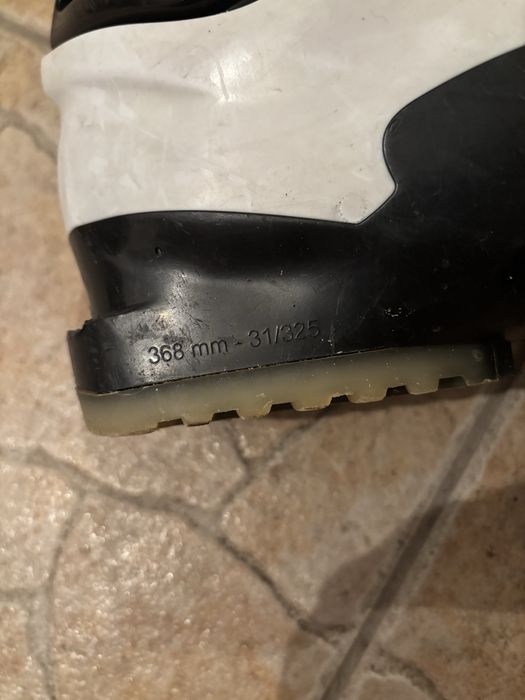 Продавам ски обувки голям номер и 2 бр каски