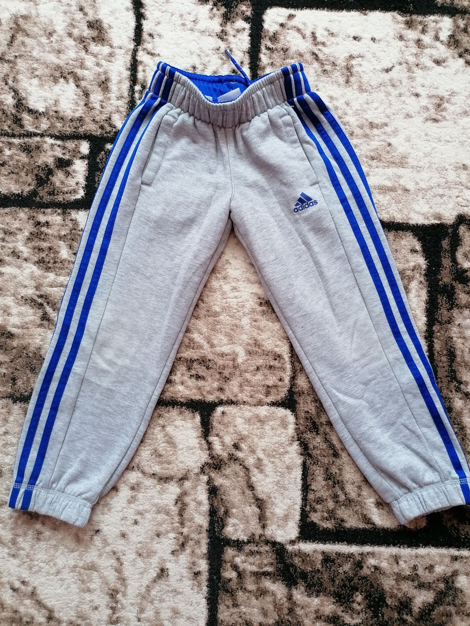 Vând pantaloni Adidas copii