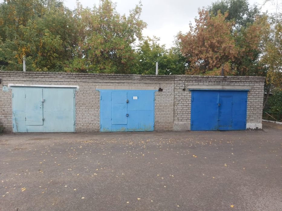 Гараж во дворе дома