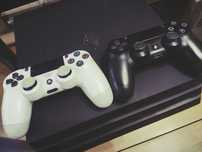 Play Station 4 Pro + два джойстика + 2 игри