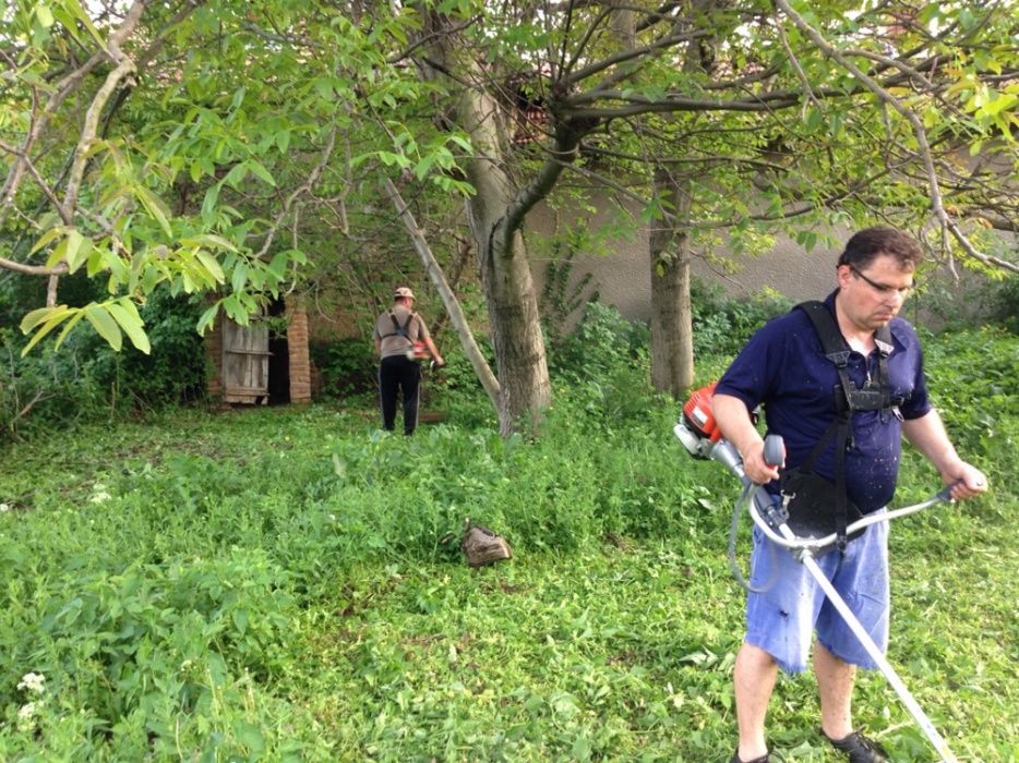 Косене трева в паркове градинки и дворни места фрезоване и оран