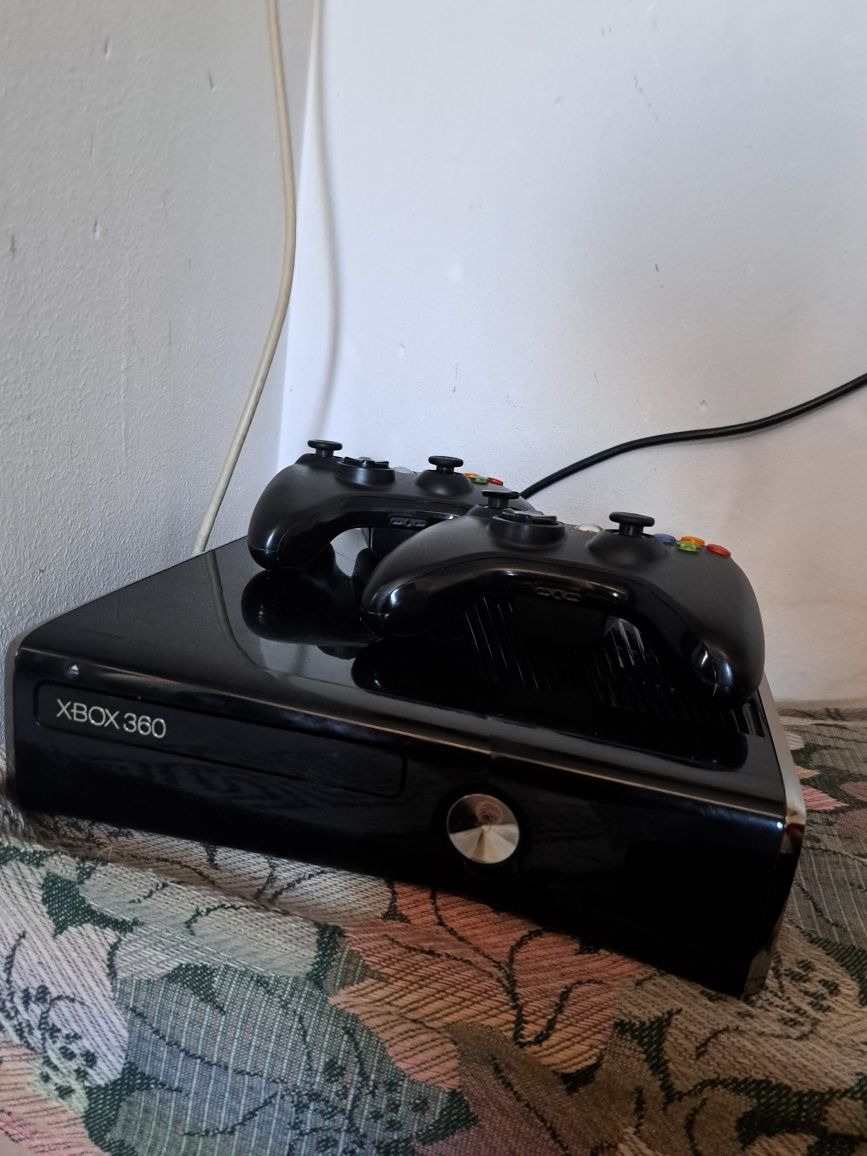 Xbox 360 + 2 controllere + 11 jocuri