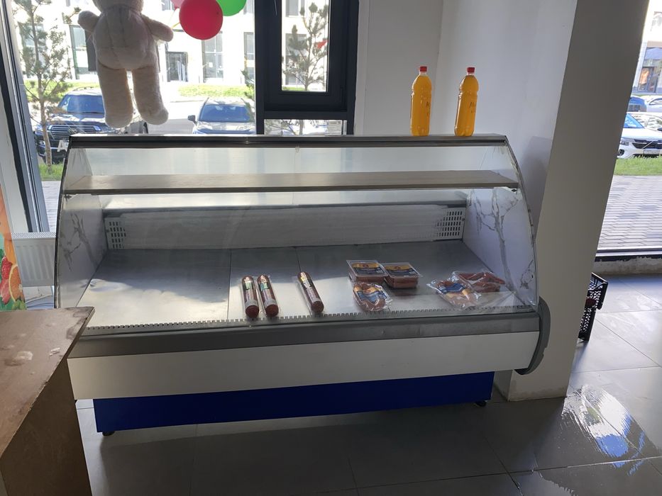 Продам витринный холодильник