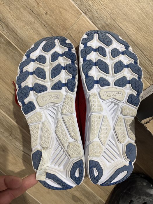 Vand adidasi HOKA