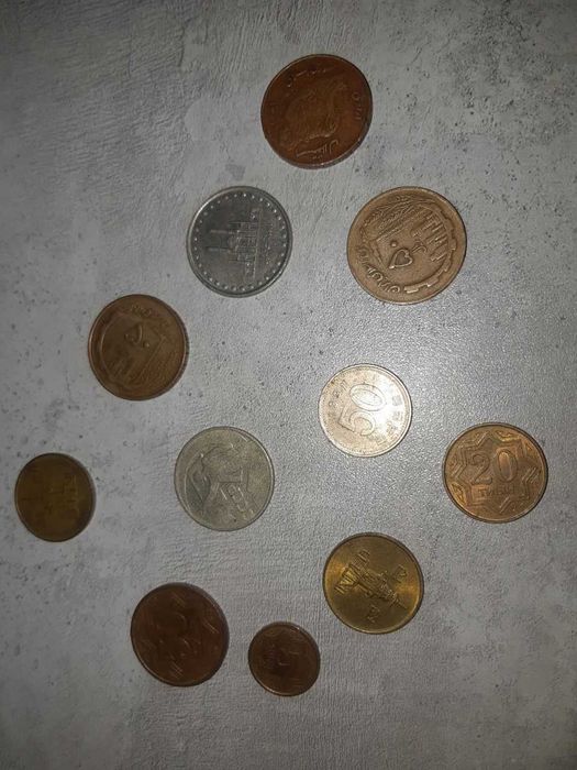 Набор старых монет разных стран