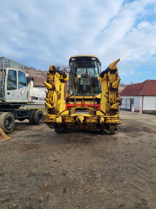 Combina New Holland FX50 complet echipată pentru siloz și porumb