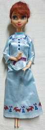 Игрушка - пластмассовая кукла в голубой двойке, рост 30 см