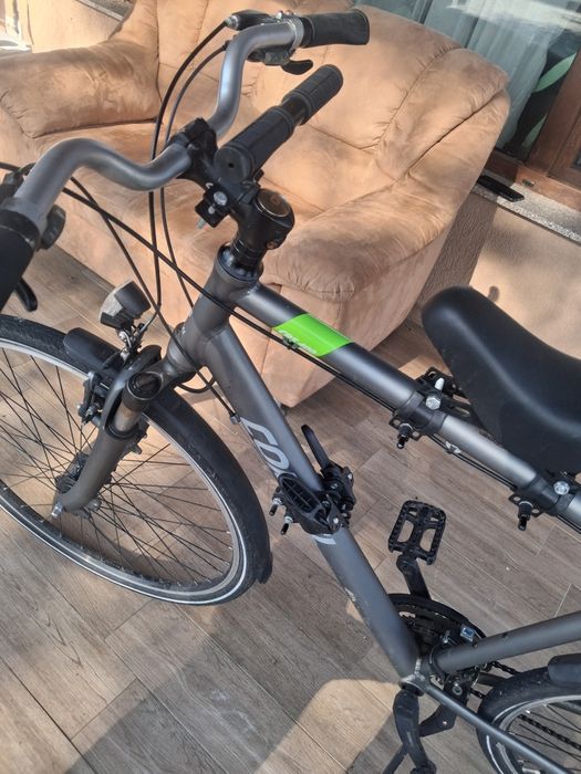 Canapea catifea si bicicleta