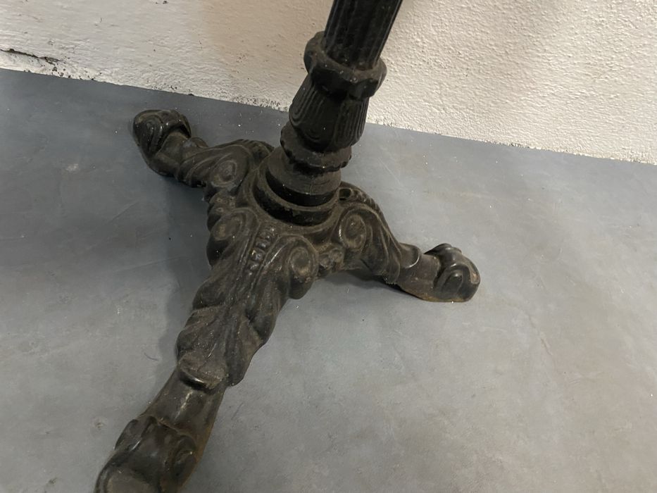 Френска маса за игра на шах с мраморен плот и основа от чугун