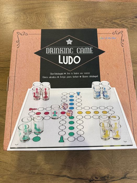 Настолна игра Drinking Game Ludo („Не се сърди човече“ с шотове)