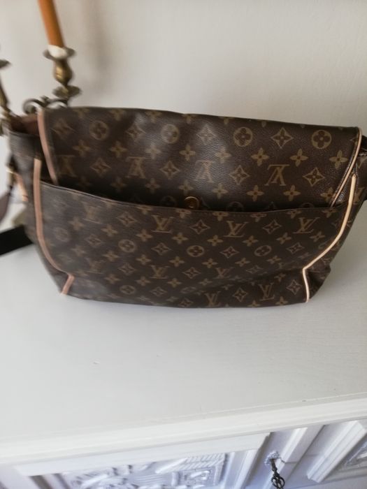 Geantă LOUIS VUITTON, model poștaș pentru LEPTOP.