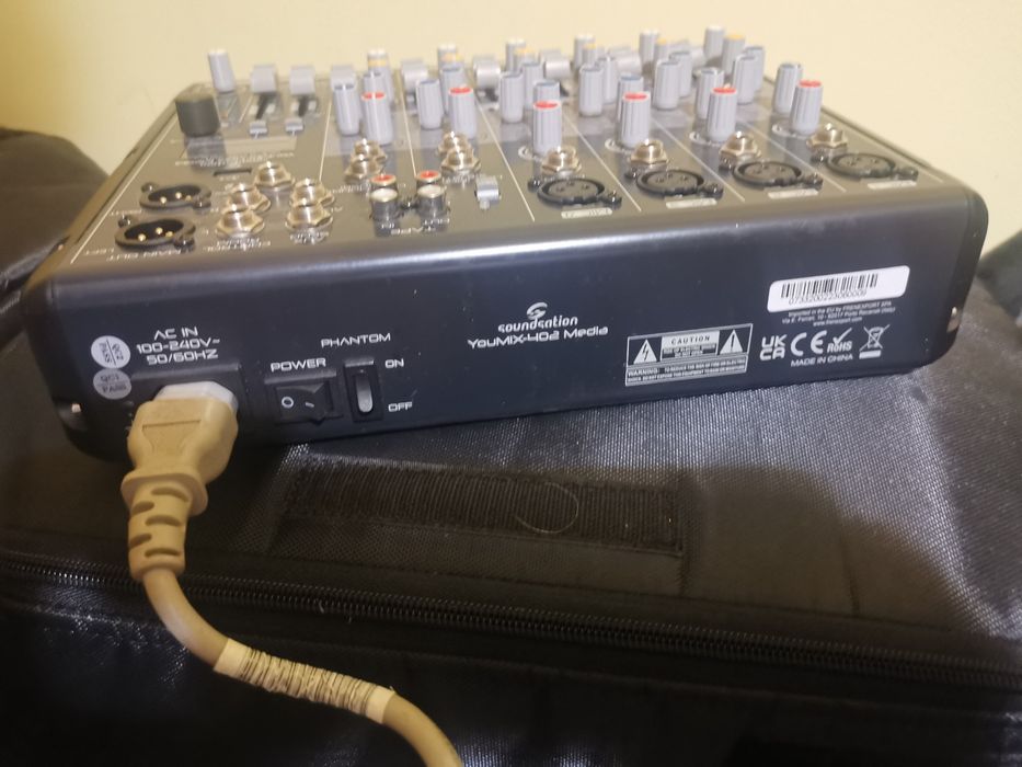 Vând set boxe active RCF art 715-a în huse cu mixer și conectica