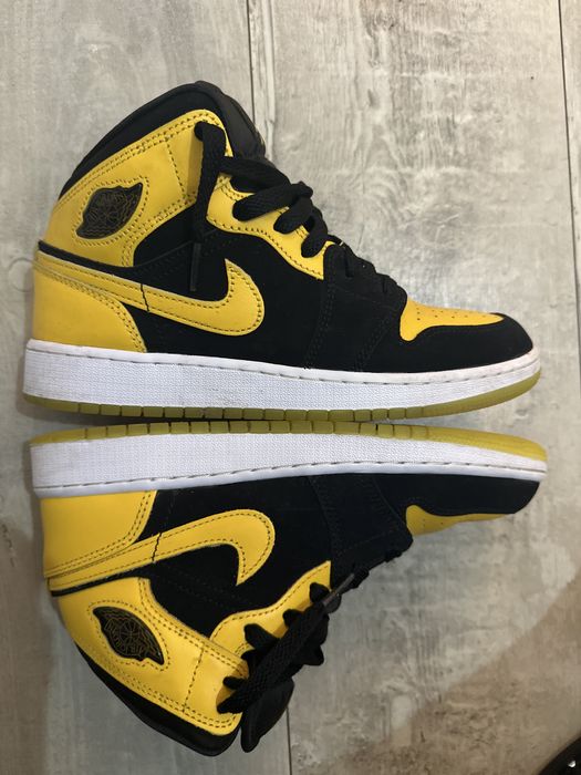 Air Jordan 1 Mid SE in a black and yellow colorway.