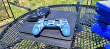 PS4 Slim cu 2 manete și 3 jocuri