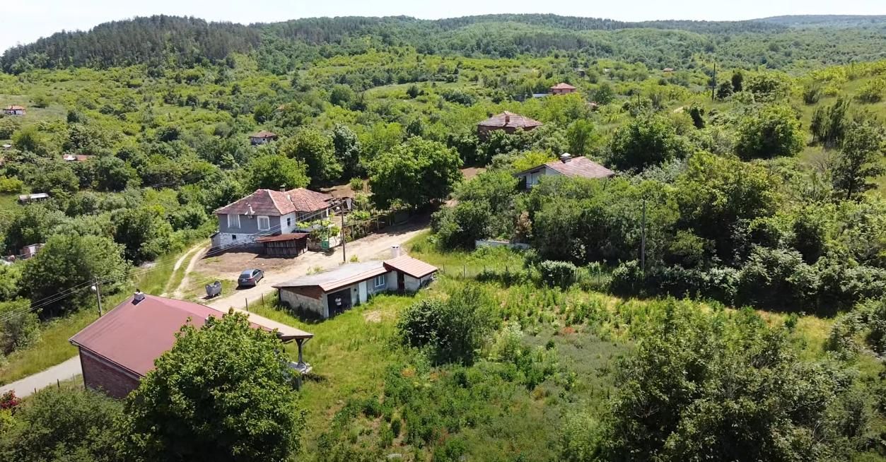 Двуетажна Къща с голям двор и красива панорама в с. Проход