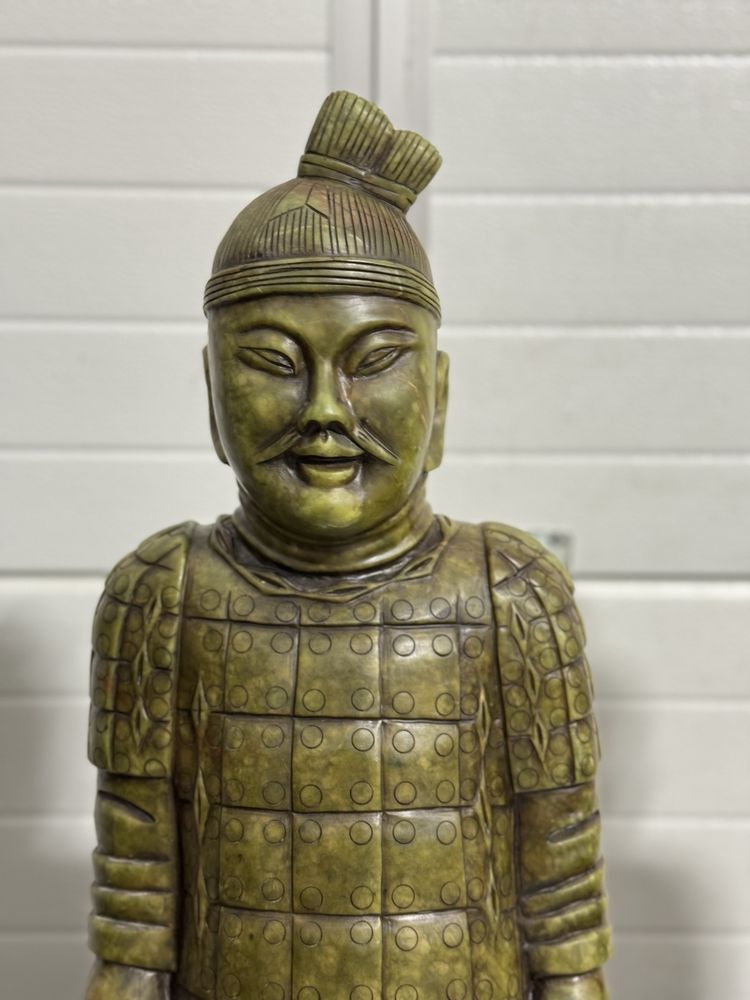 Doua statuete din jad pe soclu de lemn
