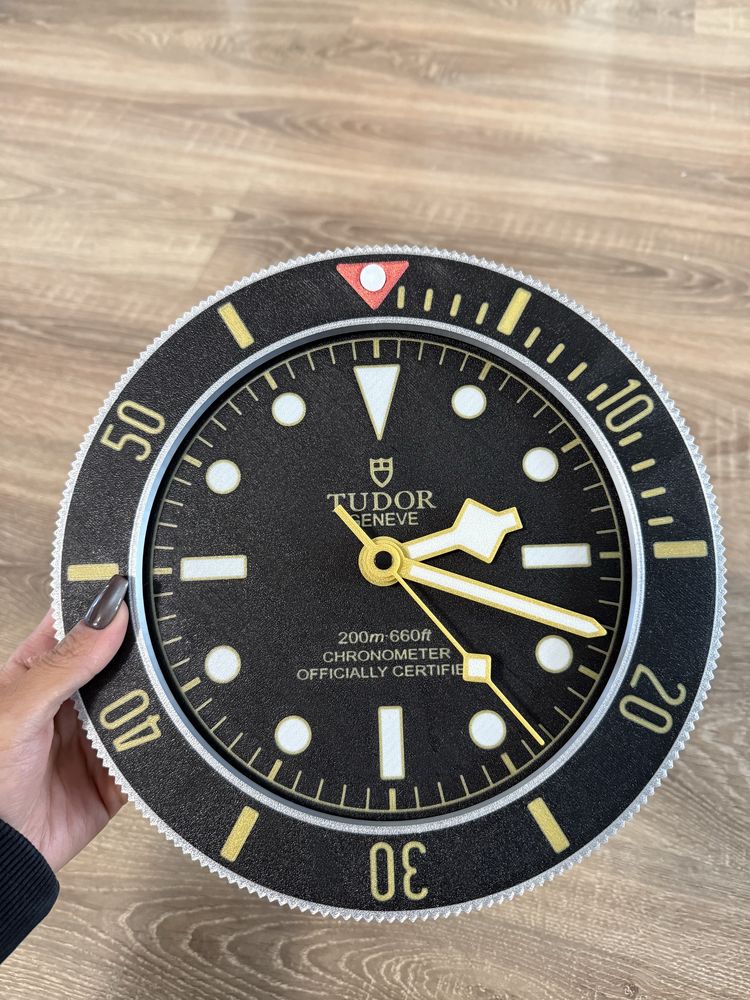 Tudor Black Bay – стенен часовник