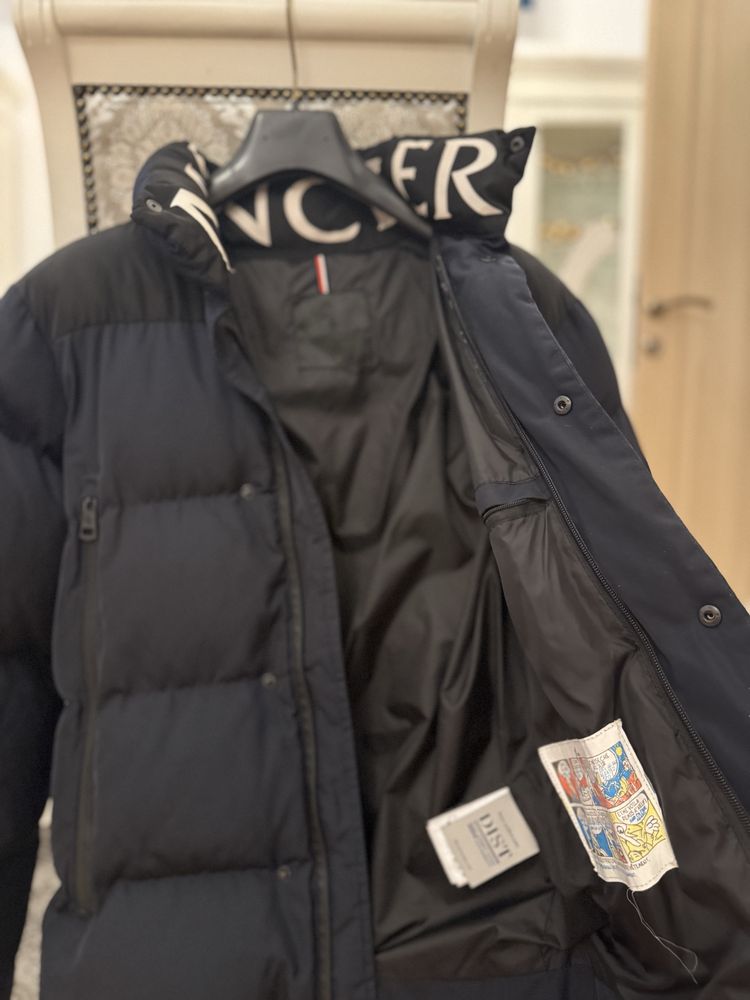 Geaca Moncler, neagra cu albastru inchis