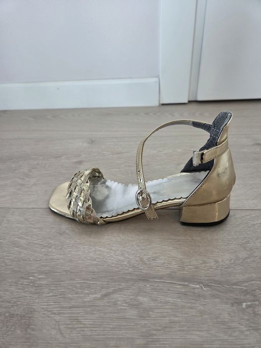 Детски официални сандали с токче