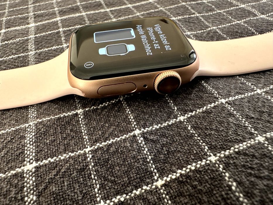 Apple Watch Series 4 (40 mm, Gold Aluminum, GPS), stare excelentă