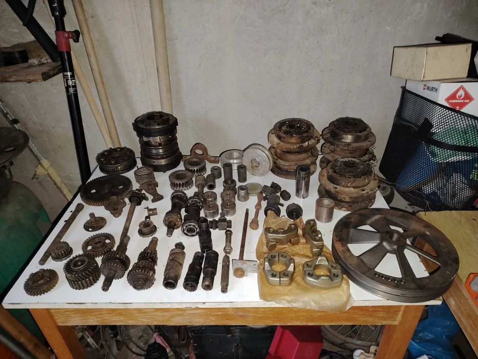 Продавам части за стари камиони и кон