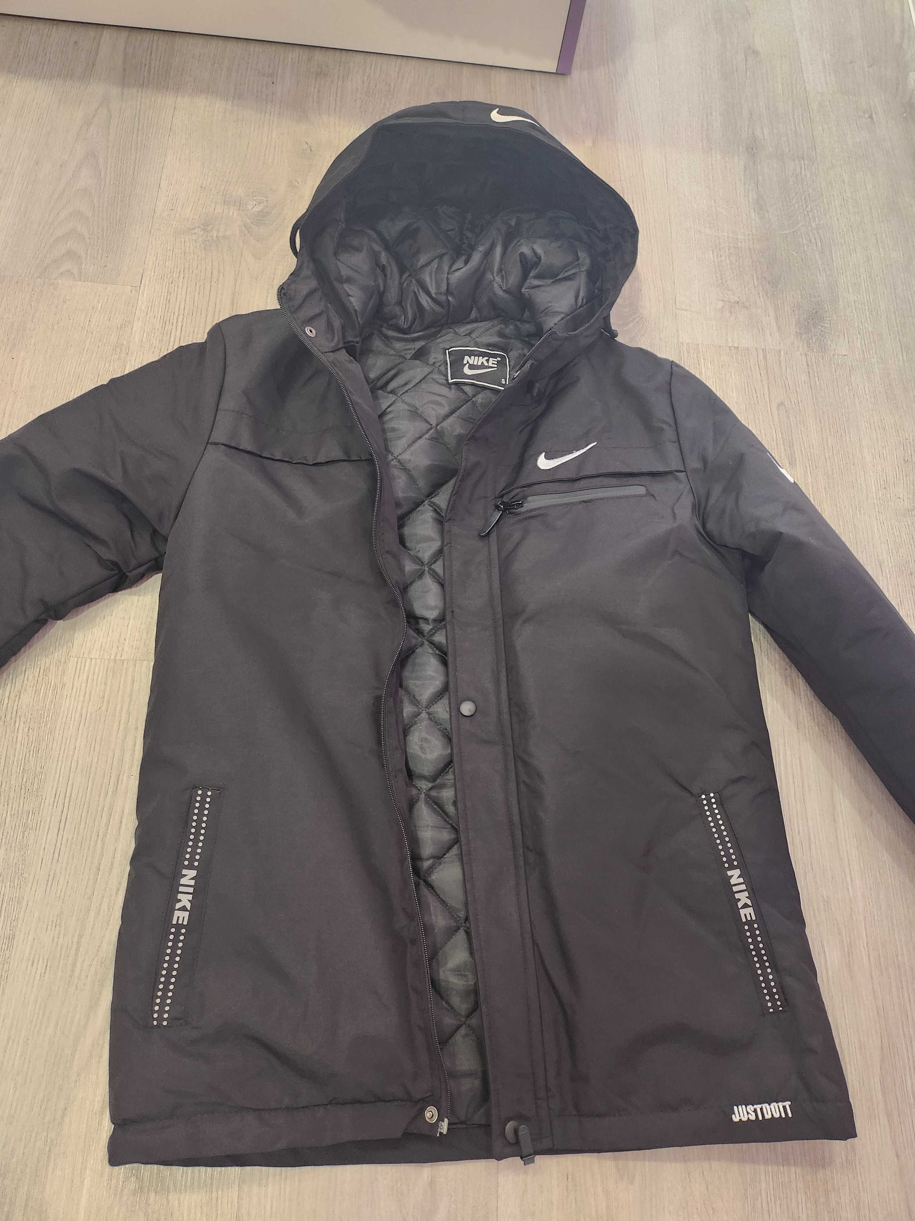 Ново модерно яке Nike s