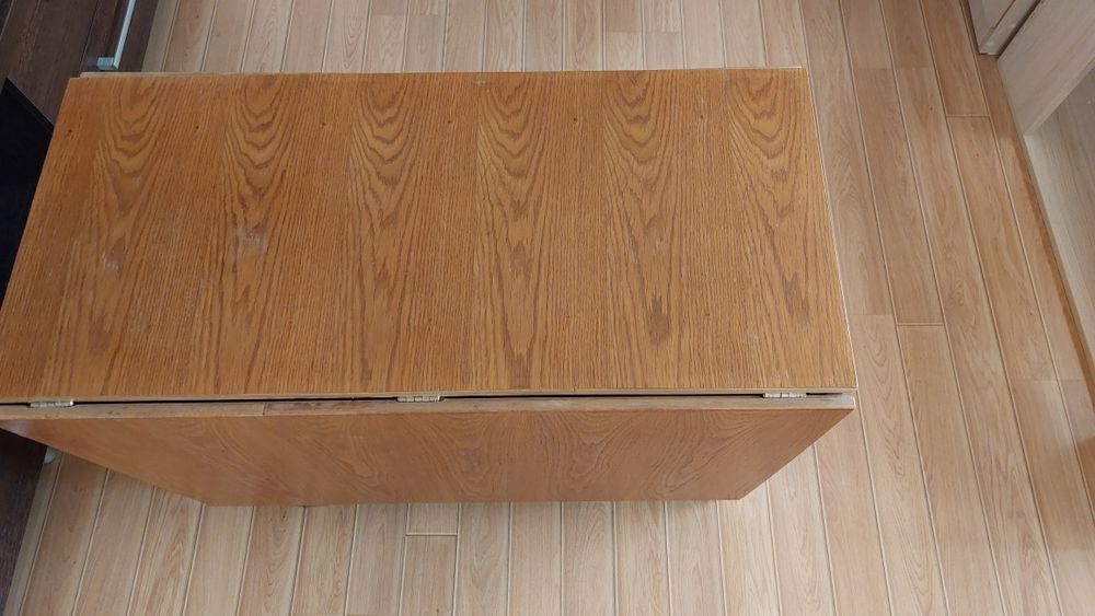 Set MASĂ extensibilă(6 persoane) cu  SCAUNE din lemn
